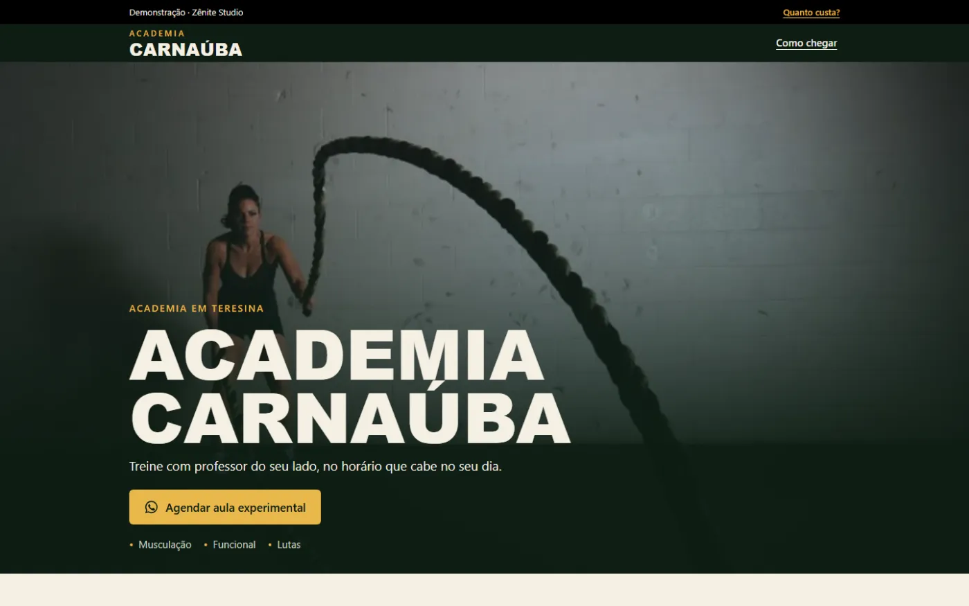 Página inicial da demo Academia Carnaúba no computador: uma pessoa treinando com corda naval e o botão Agendar aula experimental.